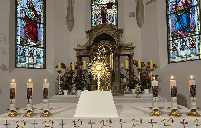 Cjelonoćno euharistijsko klanjanje