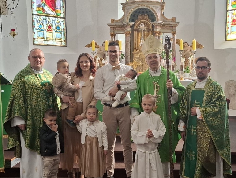 Velika radost u župi Nedelišće: biskup mons. Bože Radoš krstio peto dijete obitelji Vlah