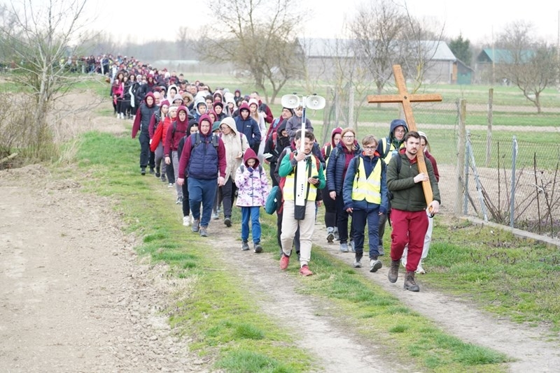 Mladi naše župe sudjelovali na Križnom putu mladih