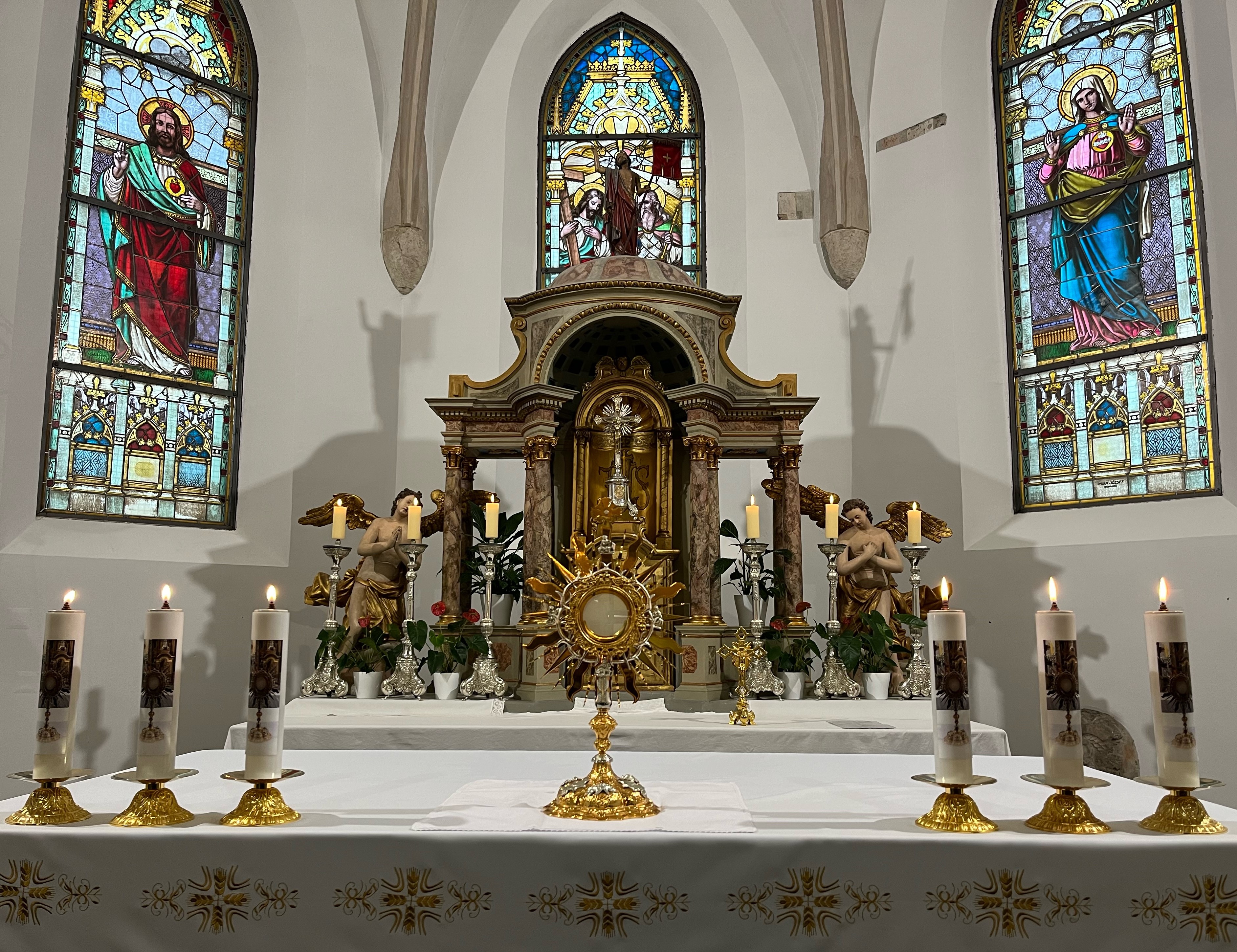 DANAS JE ČITAV DAN U ŽUPNOJ CRKVI EUHARISTIJSKO KLANJANJE